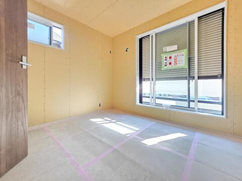 大小の窓を2面に設けた洋室は、採光と通風を確保できる配置です。高い位置の窓の下も家具置き場として使え、ベッドや収納家具のレイアウトを考えられます。写真は壁紙を貼る前の施工状況です。