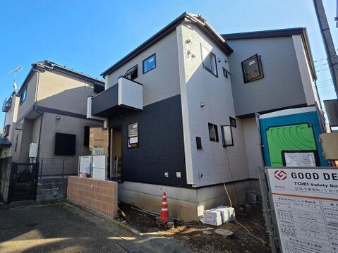 玄関側からは、建物の凹凸を生かした外観と各面に設けた窓をご確認いただけます。玄関の上にはバルコニーが張り出しています。撮影時は工事中のため、外構の仕上がりは現地でご確認ください。