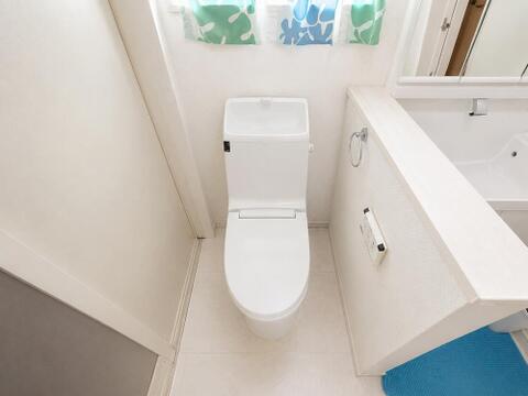 清潔感のあるトイレは、シンプルでモダンなデザインが魅力です。広めのスペースでゆったりと使えるため、毎日の生活がより快適に。綺麗だからこその心地よさを感じられる空間です。