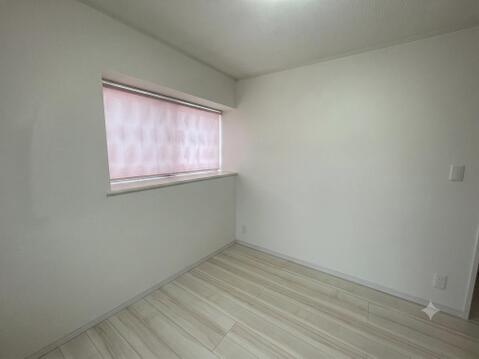 広々な子供部屋は、のびのびと過ごせる空間が魅力です。明るい日差しが差し込み、遊びや勉強に集中できる居心地の良い環境となります。お子さまの成長に合わせたレイアウト変更もしやすく、収納も充実しています。