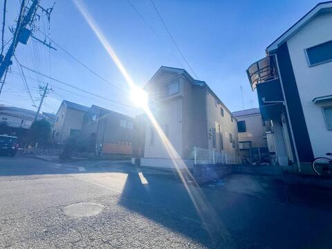 中古住宅らしい趣を残しつつ、外観はきれいに保たれているため、どこか温かみを感じる佇まいです。手入れが行き届いた外装で、住む人に長く愛される住まいとしての安心感があります。