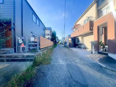 落ち着いた雰囲気が漂う外観で、住む人に安心感を与えてくれる佇まいです。しっかりと手入れがされており、中古ながらも美しさが保たれているため、快適に暮らし始められる住まいです。