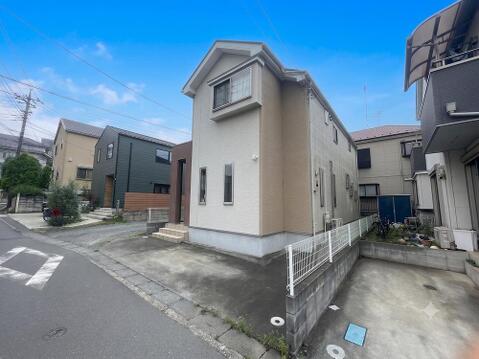 玄関近くに設けられたカースペースは、雨の日の乗り降りも快適です。駐車がスムーズにできる設計で、毎日の外出がストレスなく楽しめます。車の出入りがラクな広さが確保されています。