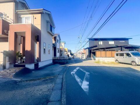 静かな住宅街に位置しており、騒音を気にせずリラックスした毎日を楽しめます。安心感のある環境が整っているため、小さなお子様がいるご家庭や静かに暮らしたい方にもぴったりの立地です。