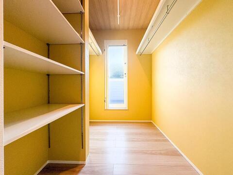 たっぷりしまえる可動棚とハンガーパイプ付きの収納。お子様のおもちゃから季節物まで、家族の荷物を効率的に整理整頓できます。
