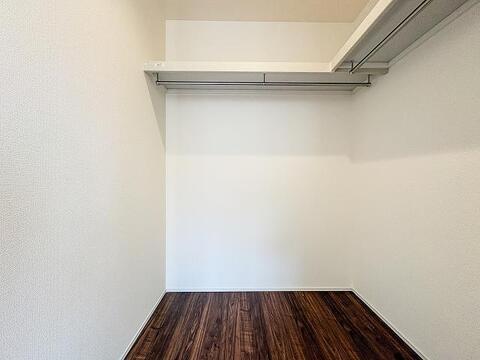 季節物のアイテムをまとめて収納できる大容量のウォークインクローゼット。2階の洋室に備わっており、洋服選びが楽しくなる空間です。部屋に物を置かずにすっきり暮らせます。荷物が多い方にも嬉しい設備です。