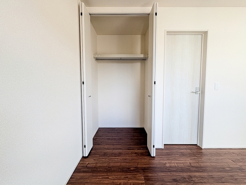 各お部屋に使い勝手の良いクローゼットを設置。服や小物を効率よく整理整頓でき、お部屋を広く清潔に保てます。収納力が豊富なため、インテリアの配置も自由に楽しめ、住空間を最大限に有効活用できます。