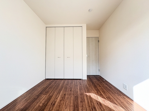 整った形状で家具配置がしやすい、使い勝手の良い洋室。お子様のお部屋としてはもちろん、リモートワーク用の書斎や趣味の部屋としても最適なレイアウトです。