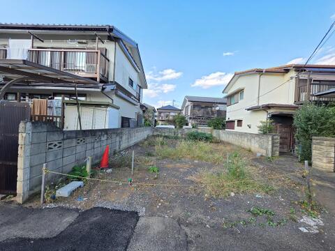 現地は現在更地のため、敷地の奥行きや隣家との位置関係を直接ご確認いただけます。前面道路から敷地全体を見渡せるので、図面と照らし合わせながら建物や玄関、駐車スペースの配置をイメージできます
