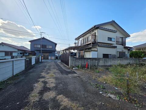 前面道路は舗装されており、敷地との接道部分もご覧いただけます。お車をご利用の方は、進入経路や曲がり角、車庫入れの動きを現地で確かめながら、毎日の使い勝手をご検討いただけます。