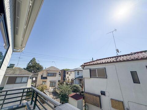遮るもののない青空が、心地よい開放感を演出しています。毎日の暮らしの中で、自然の景色に心から癒される贅沢なバルコニーです。