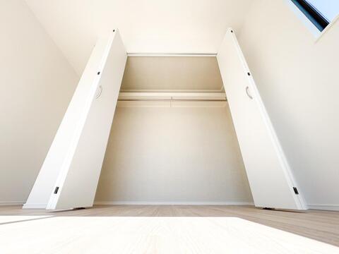奥行きと高さがしっかりと確保されており、衣類だけでなく大きな荷物もまとめて収納できます。ハンガーパイプがついているので、服をきれいに並べてサッと選べます。
