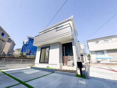 敷地内にゆとりある駐車スペースを備えた、開放感溢れる魅力的な邸宅です。複数台の駐車はもちろん、来客時や荷物の出し入れもスムーズ。毎日のカーライフに利便性と安心感をもたらします。