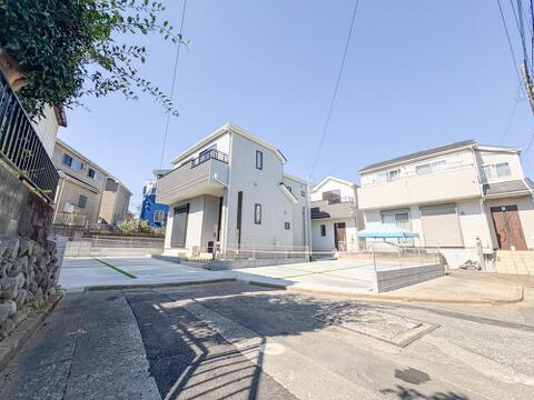 駐車スペースが隣接しているおかげで、陽光をたっぷりと浴びることができます。
