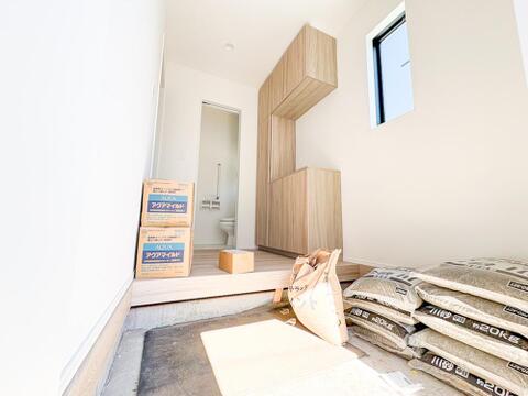 シューズボックスと天井までの高さのある奥の収納を備え、大容量の収納力を備えます。広々とした土間とゆとりあるフローリングスペースが、開放感溢れる快適な玄関空間を実現しています。