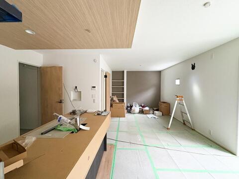 掃出し窓から光が降りそそぐ開放的なリビング。大きな窓からは、太陽の光はもちろん、爽やかな風が吹き抜けます。自然の恵みが、快適で心地の良い空間を演出してくれます。