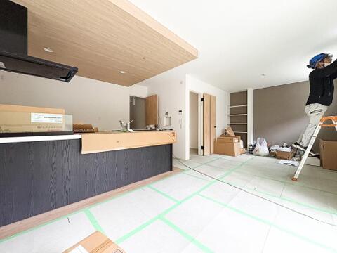 LDKのメインとなる大きな窓。大きめの開口部から暖かい日差しが長い時間射し込みます。天気の良い日は是非窓を開けて風通しの良さもご体感下さい。明るいLDKがご家族団欒の時を包みます。