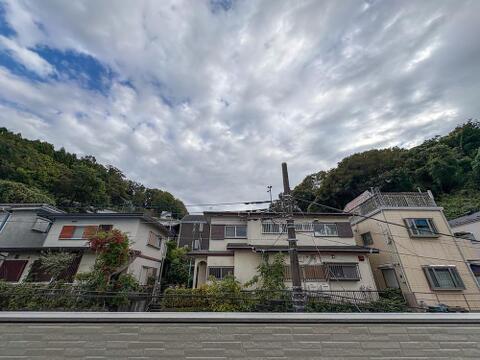 ここから見渡すと澄み渡る青い空に、心地よい風と暖かい日差しが駆け巡ります。