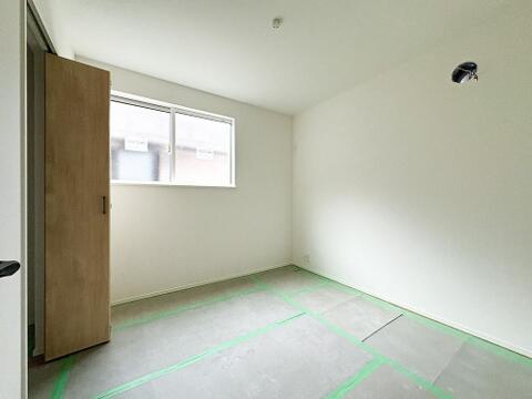 各居室にはクローゼットを完備し、家具の配置にも困らない設計がされています。採光と通風のバランスがほどよく絶妙です。