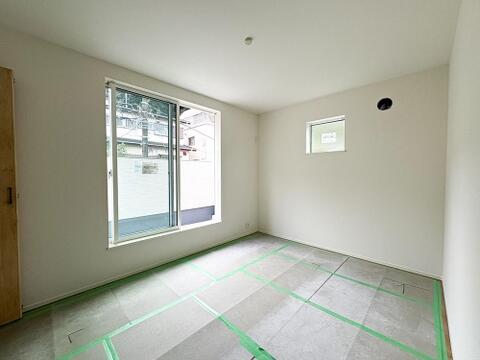 窓から光がたっぷりと差し込む明るい洋室。清々しい空間で、ゆったりと心安らぐ時間をお過ごしください。