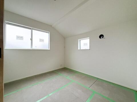どんな家具も映える、明るく清潔感あふれる洋室。寝室やお子様部屋、書斎など多目的に活用できます。