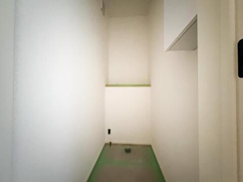 温水洗浄便座完備のレストルーム。ついつい考え事をしてしまうほど落ち着く空間です。