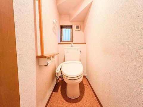 1階と2階の各階にトイレが配置されており、朝の混雑時や夜間の利用時にもフロアを移動する手間がなく快適です。※リフォーム前の画像になります。