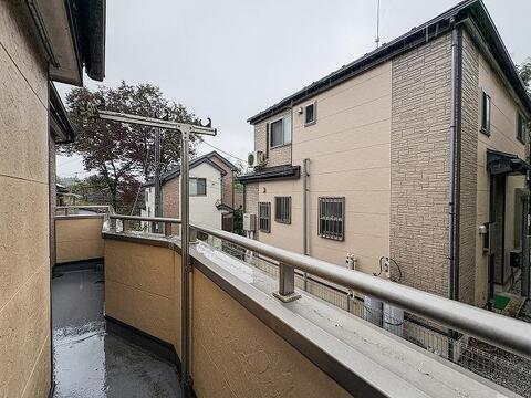 周囲の豊かな自然と住宅街が調和した、落ち着きある穏やかなロケーションです。日々の疲れを癒やしてくれる憩いの景色が広がります。