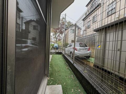 フェンスでしっかり区切られており、外部からの視線や防犯面にも配慮された安心感のある眺めです。奥には緑も見え穏やかな環境です。