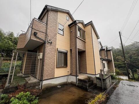 敷地内への進入路が広く、カースペースへの駐車や日々の出入りがスムーズに行えるアプローチです。周辺の落ち着きある街並みも魅力です。※リフォーム前の画像になります。