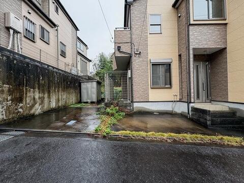 敷地内にはカースペースを確保しています。道路からの出入りもしやすく、日々の車の出し入れがスムーズに行える設計です。