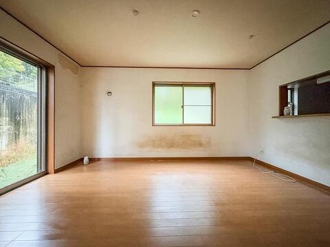 大きな掃き出し窓と腰高窓を備えた、明るく開放感あふれるリビング空間です。対面キッチン仕様で、家族との会話を楽しみながら団らんの時間を過ごせます。※リフォーム前の画像になります。