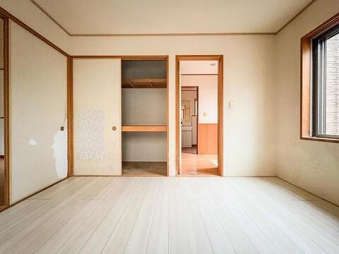 リビング横に位置し、客間やキッズスペース、書斎など多目的に活躍します。独立した個室としても使える便利な間取りです。※リフォーム前の画像になります。