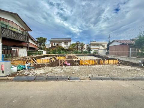 ご家族とのお出かけや休日のドライブも楽しみになる、カースペース2台分付きの新築戸建。全2棟の分譲住宅から、お好みの住まいをお選びいただけます。