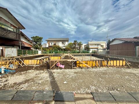 2棟現場ならではの落ち着いた住環境。カースペース2台分を確保しており、ご夫婦でお車を所有されているご家庭にもおすすめです。