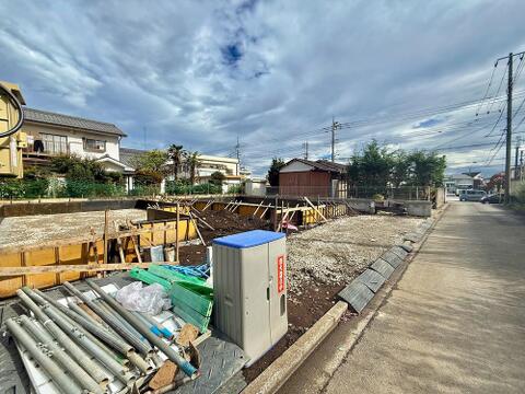 カースペース2台分を完備した、車中心のライフスタイルにも嬉しい住まい。休日のお出かけや日々の移動も快適にサポートします。