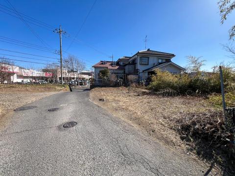 北側道路に約12.4m接道 。並列駐車や、存在感のある重厚な外観デザインも映える間口の広さです。