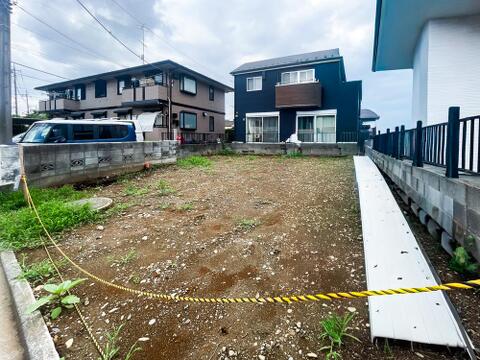 余計な解体費用や手間の心配がない、すっきりと整地された更地引き渡し。建築条件なしの土地なので、マイホームの着工時期や予算配分もご自身のペースに合わせて柔軟にコントロールできるのが大きなメリットです。