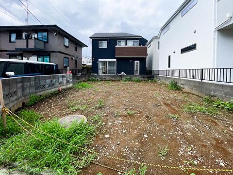 隣地との境界にはしっかりとしたブロック塀が施工されており、敷地ラインが明瞭で安心感のある整形地。周囲には洗練されたモダンなデザインの邸宅が立ち並んでおり、新生活を気持ちよくスタートできる綺麗な街並みで