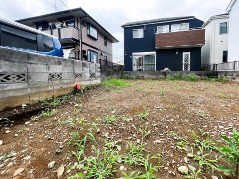 安全性の高い敷地環境。間口からフラットに繋がっているため、毎日の入出庫がスムーズにこなせるカースペースの配置計画も容易です。