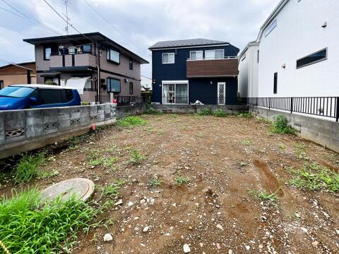 敷地手前にはマンホール等のインフラ設備がすっきりと整備され、将来の建築時も安心の整形地。建築条件なしの土地なので、予算の配分やハウスメーカーの選定も、ご家族のペースで自由に決定できます。
