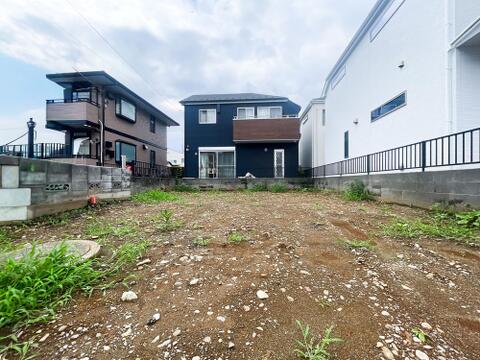 すっきりと開放感のある整形地の売土地。お好きなハウスメーカーや工務店で建築できる「建築条件なし」のため、ご家族のこだわりを詰め込んだ理想のマイホームや自由な間取りプランをじっくりと実現可能です。