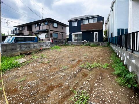 前面道路から一歩奥まった、プライベート感と開放感が心地よく同居する平坦な売土地。左右の綺麗な邸宅とも美しく調和する分譲地ならではの住環境で、お子様と一緒に安心してのびのびと暮らせる好立地です。