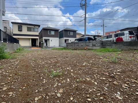 頭上には青空が心地よく広がり、陽当たりや通風を現地でしっかりと体感できる開放的な立地です。