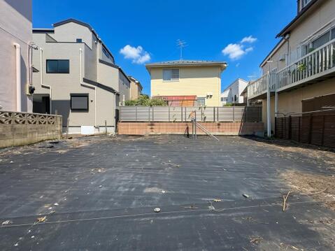 落ち着いた2階建て住宅が立ち並ぶ閑静な住環境。採光や風通しも確保しやすく、ご家族で穏やかに暮らせる立地です。