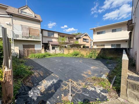 青空が広がる第一種低層エリア。周囲に高い建物がなく、陽光がたっぷり降り注ぐ開放感あふれる売地です。