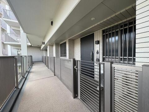清潔感が保たれた共用廊下は、管理の行き届いたマンションの証です。毎日の動線が気持ちよく整っており、住まいへの満足度を高める快適な住環境が整っています。