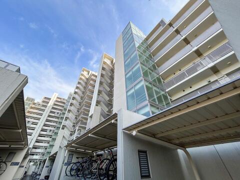 存在感のある外観が特徴のマンション。落ち着いたデザインとしっかりとした構造が安心感をもたらし、住まいとしての信頼性が感じられる美しい造りです。