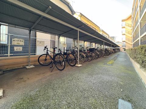 大切な自転車を雨から守る屋根付き駐輪場。幅広の通路で、毎日の通勤・通学もストレスなく出発できます。