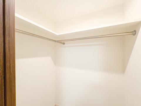 広々としたクローゼットは、家族の衣類をすっきり収納。整理整頓がしやすく、日々の準備もスムーズです。